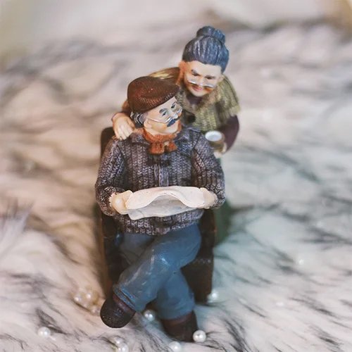 117365577_Old-Couple-Lovely-Figurine Gift_2.jpg